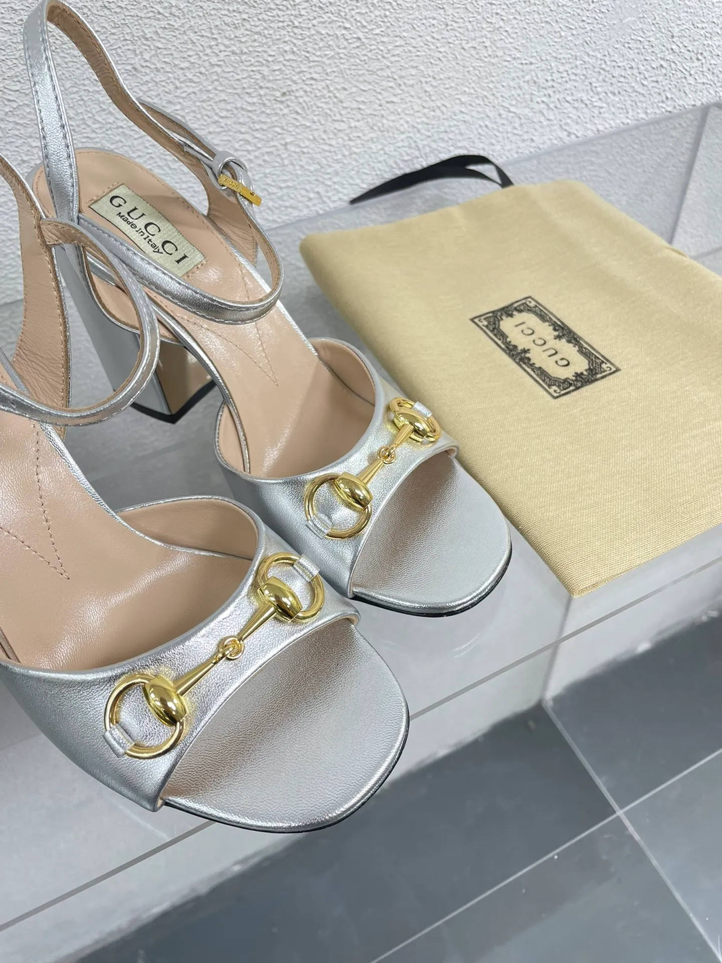 👟👟Ex-factory price 520👟👟 Classic Gucci sandals 💰 Popular 🔥 single product brown, upper made of lambskin, classic logo💪 Exquisite double G diamond buckle hardware, Italian imported genuine leather outsole💯 Sheepskin lining, feet, classic hardware buckle, original custom code number: 35 36 37 38 39 40 41 42 (order 40 41 42) with original packaging